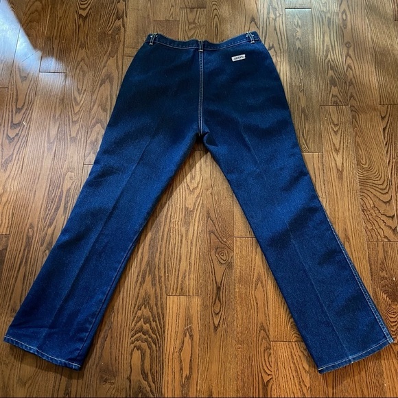 Vintage high-waisted dark wash women’s straight leg mom jeans in size 14 - Picture 3 of 15